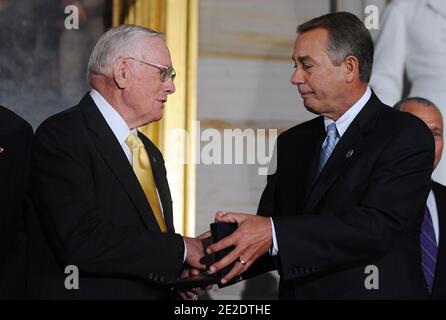 Haussprecher John Boehner (R-Ohio) überreicht die Kongress-Goldmedaille an Astronaut Neil Armstrong in der Rotunde des US-Kapitols am 16. November 2011 in Washington, DC. Zu den Teilnehmern gehören der Mehrheitsführer des Senats, Harry Reid (D-Nev.), Mitch McConnell (R-Ky.), der Sprecher des Repräsentantenhauses, John Boehner (R-Ohio), Nancy Pelosi (D-Calif.) und der NASA-Administrator, Charles Bolden. Foto von Olivier Douliery/ABACAPRESS.COM Stockfoto
