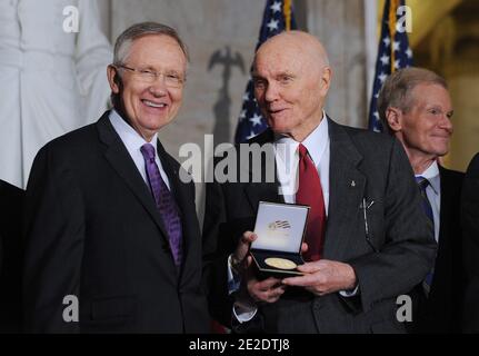 Der Mehrheitsführer des Senats, Harry Reid (D-Nev.), überreicht die Goldmedaille des Kongresses an den Astronauten John Glenn in der Rotunde des US-Kapitols am 16. November 2011 in Washington, DC. Zu den Teilnehmern gehören der Mehrheitsführer des Senats, Harry Reid (D-Nev.), Mitch McConnell (R-Ky.), der Sprecher des Repräsentantenhauses, John Boehner (R-Ohio), Nancy Pelosi (D-Calif.) und der NASA-Administrator, Charles Bolden. Foto von Olivier Douliery/ABACAPRESS.COM Stockfoto