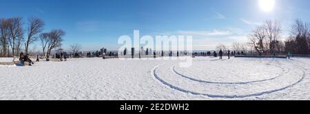 09. Januar 2021 - Montreal, Kanada Panorama des Mont Royal Aussichtspunktes bedeckt mit Schnee an einem Winternachmittag und klarem Himmel Stockfoto