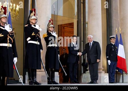 Der französische Präsident Nicolas Sarkozy begrüßt den Panama-Präsidenten Ricardo Martinelli vor einem Treffen im Elysee-Palast am 17. November 2011 in Paris, Frankreich. Foto von Stephane Lemouton/ABACAPRESS.COM Stockfoto