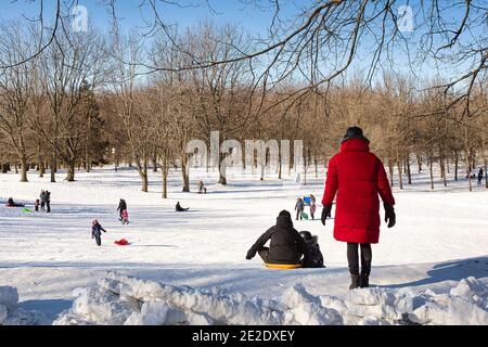 09. Januar 2021 - Montreal, Kanada Menschen, die tagsüber im Park Mont-Royal im Winter rutschen Stockfoto