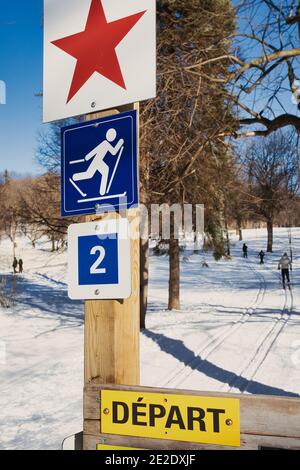 09. Januar 2021 - Montreal, Kanada Schilder von Langlaufpisten mit Skifahrern im Hintergrund am Mont-Royal Montreal im Winter Stockfoto