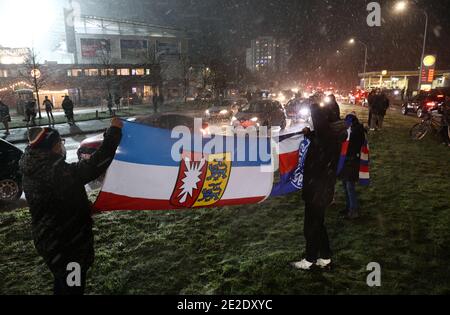 13. Januar 2021, Schleswig-Holstein, Kiel: Fußball: DFB-Pokal, Holstein Kiel - Bayern München, 2. Runde im Holstein-Stadion. Kieler Fans feiern mit einer Autokolonne. Der FC Bayern München ist sensationell aus dem DFB-Cup ausgeschieden. Die Dreifachsieger verloren am Mittwochabend bei einem Elfmeterschießen gegen die Zweitligist Holstein Kiel. WICHTIGER HINWEIS: Gemäß den Bestimmungen der DFL Deutsche Fußball Liga und des DFB Deutscher Fußball-Bund ist es untersagt, im Stadion und/oder des Spiels aufgenommene Fotos in Form von Sequenzbildern und/oder Video-li zu verwenden oder zu verwenden Stockfoto