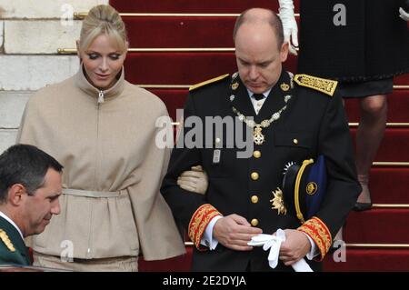 Prinzessin Charlene und HSH Fürst Albert II. Von Monaco, die am 19. November 2011 im Rahmen der Feierlichkeiten zum Nationalfeiertag in Monaco eine von Erzbischof Bernard Barsi zelebrierte Messe in der Kathedrale verlegten. Foto von Christophe Guibbaud/ABACAPRESS.COM Stockfoto