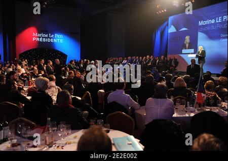 Atmosphäre während der Rede der Präsidentin der französischen rechtsextremen Partei Front National (FN) und Kandidatin für die französischen Präsidentschaftswahlen 2012 Marine Le Pen während des Treffens, das ihren Wahlkampf in Paris, Frankreich, am 19. November 2011 startete. Foto von Nicolas Gouhier/ABACAPRESS.COM Stockfoto