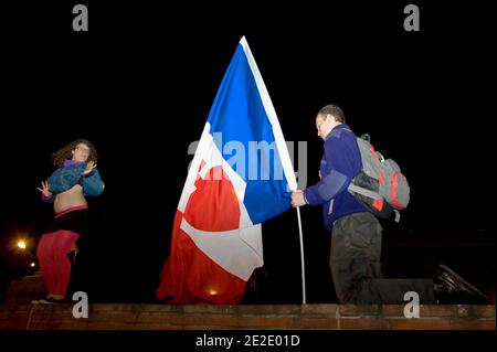 Menschen nehmen an einer Gegendemonstration Teil und fundamentalistische Christen demonstrieren am 19. November 2011 im Südwesten von Toulouse, Frankreich, während eines Protestes vor dem Garonne-Theater gegen das Theaterstück des argentinischen Autors Rodrigo Garcia mit dem Titel "Golgotha Picnic" (Golgotha Picnic), das sie als "blasphemisch" bezeichnen. Eine Gegendemonstration zur Unterstützung der Redefreiheit wird auch von linken Gruppen organisiert. Foto von Helene Ressayres/ABACAPRESS.COM Stockfoto