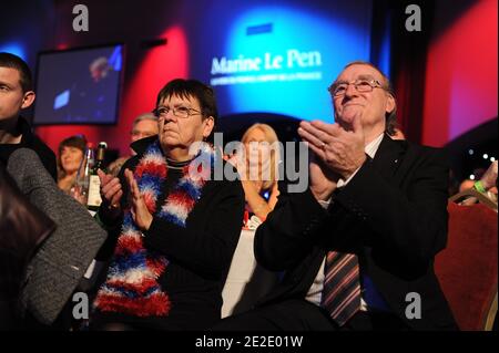 Atmosphäre während der Rede der Präsidentin der französischen rechtsextremen Partei Front National (FN) und Kandidatin für die französischen Präsidentschaftswahlen 2012 Marine Le Pen während des Treffens, das ihren Wahlkampf in Paris, Frankreich, am 19. November 2011 startete. Foto von Nicolas Gouhier/ABACAPRESS.COM Stockfoto