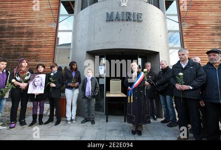 Eliane Wauquiez-Motte , maire de Chambon-sur-Lignon, et son Fils Laurent Wauquiez ministre devant la mairie du Chambon-sur-Lignon, lors d'une marche Blanche à la mémoire de Agnes Marin collégienne de 13 ans, violée et assassinée le 16 novembre par un lycéen de son établissement. Le Chambon sur lignon 20. November 2011. Fotos von Vincent Dargent/ABACAPRESS.COM Stockfoto