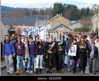 Eliane Wauquiez-Motte , maire de Chambon-sur-Lignon, et son Fils Laurent Wauquiez ministre lors d'une marche Blanche à la mémoire de Agnes Marin collégienne de 13 ans, violée et assassassinée le 16 novembre par un lycéen de son établissement. Le Chambon sur lignon 20. November 2011. Fotos von Vincent Dargent/ABACAPRESS.COM Stockfoto