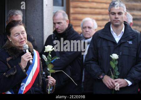 Eliane Wauquiez-Motte , maire de Chambon-sur-Lignon, et son Fils Laurent Wauquiez ministre devant la mairie du Chambon-sur-Lignon, lors d'une marche Blanche à la mémoire de Agnes Marin collégienne de 13 ans, violée et assassinée le 16 novembre par un lycéen de son établissement. Le Chambon sur lignon 20. November 2011. Fotos von Vincent Dargent/ABACAPRESS.COM Stockfoto