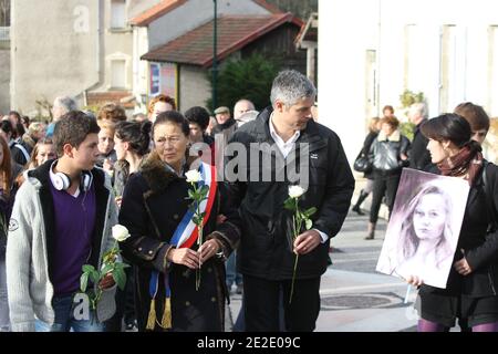 Eliane Wauquiez-Motte , maire de Chambon-sur-Lignon, et son Fils Laurent Wauquiez ministre lors d'une marche Blanche à la mémoire de Agnes Marin collégienne de 13 ans, violée et assassassinée le 16 novembre par un lycéen de son établissement. Le Chambon sur lignon 20. November 2011. Fotos von Vincent Dargent/ABACAPRESS.COM Stockfoto