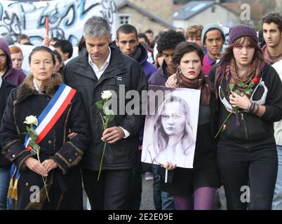 Eliane Wauquiez-Motte , maire de Chambon-sur-Lignon, et son Fils Laurent Wauquiez ministre lors d'une marche Blanche à la mémoire de Agnes Marin collégienne de 13 ans, violée et assassassinée le 16 novembre par un lycéen de son établissement. Le Chambon sur lignon 20. November 2011. Fotos von Vincent Dargent/ABACAPRESS.COM Stockfoto