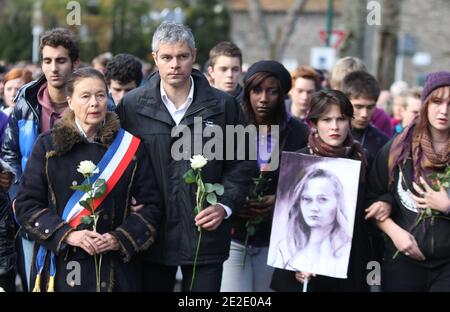 Eliane Wauquiez-Motte , maire de Chambon-sur-Lignon, et son Fils Laurent Wauquiez ministre lors d'une marche Blanche à la mémoire de Agnes Marin collégienne de 13 ans, violée et assassassinée le 16 novembre par un lycéen de son établissement. Le Chambon sur lignon 20. November 2011. Fotos von Vincent Dargent/ABACAPRESS.COM Stockfoto