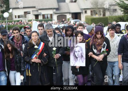 Eliane Wauquiez-Motte , maire de Chambon-sur-Lignon, et son Fils Laurent Wauquiez ministre lors d'une marche Blanche à la mémoire de Agnes Marin collégienne de 13 ans, violée et assassassinée le 16 novembre par un lycéen de son établissement. Le Chambon sur lignon 20. November 2011. Fotos von Vincent Dargent/ABACAPRESS.COM Stockfoto