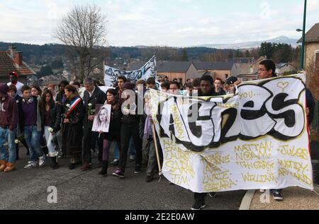 Marche Blanche à la mémoire de Agnes Marin collégienne de 13 ans, violée et assassinée le 16 novembre par un lycéen de son établissement. Le Chambon sur lignon 20. November 2011. Fotos von Vincent Dargent/ABACAPRESS.COM Stockfoto