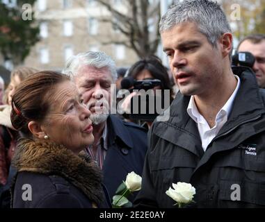 Eliane Wauquiez-Motte , Maire de Chambon-sur-Lignon, et son Fils Laurent Wauquiez ministre devant la mairie du Chambon-sur-Lignon, lors d'une marche Blanche à la mémoire de Agnes Marin collégienne de 13 ans, violée et assassinée le 16 novembre par un lycéen de son établissement. Le Chambon sur lignon 20. November 2011. Fotos von Vincent Dargent/ABACAPRESS.COM Stockfoto