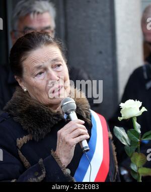 Eliane Wauquiez-Motte , maire de Chambon-sur-Lignon, devant la mairie du Chambon-sur-Lignon, lors d'une marche Blanche à la mémoire de Agnes Marin collégienne de 13 ans, violée et assassassinée le 16 novembre par un lycéen de son établissement. Le Chambon sur lignon 20. November 2011. Fotos von Vincent Dargent/ABACAPRESS.COM Stockfoto