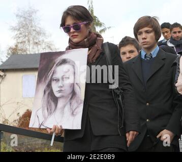 Marche Blanche à la mémoire de Agnes Marin collégienne de 13 ans, violée et assassinée le 16 novembre par un lycéen de son établissement. Le Chambon sur lignon 20. November 2011. Fotos von Vincent Dargent/ABACAPRESS.COM Stockfoto