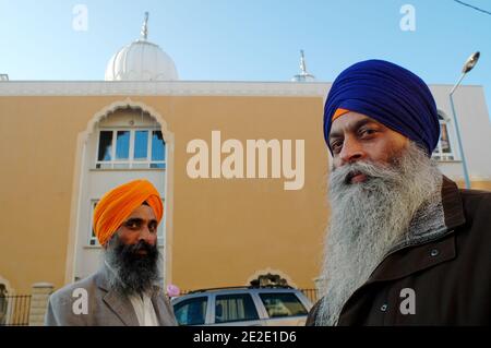 Am 20. November 2011 wurde in Bobigny, in der Nähe von Paris, Frankreich, der erste "Gurdwara", der Ort der Anbetung der Sikhs, der Anhänger des Sikhismus, in der Region Ile-de-France eröffnet. Foto von Alain Apaydin/ABACAPRESS.COM Stockfoto