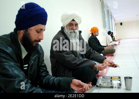 Am 20. November 2011 wurde in Bobigny, in der Nähe von Paris, Frankreich, der erste "Gurdwara", der Ort der Anbetung der Sikhs, der Anhänger des Sikhismus, in der Region Ile-de-France eröffnet. Foto von Alain Apaydin/ABACAPRESS.COM Stockfoto