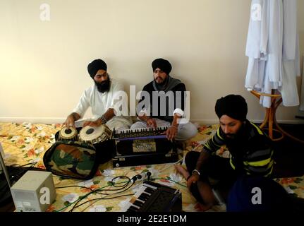 Am 20. November 2011 wurde in Bobigny, in der Nähe von Paris, Frankreich, der erste "Gurdwara", der Ort der Anbetung der Sikhs, der Anhänger des Sikhismus, in der Region Ile-de-France eröffnet. Foto von Alain Apaydin/ABACAPRESS.COM Stockfoto