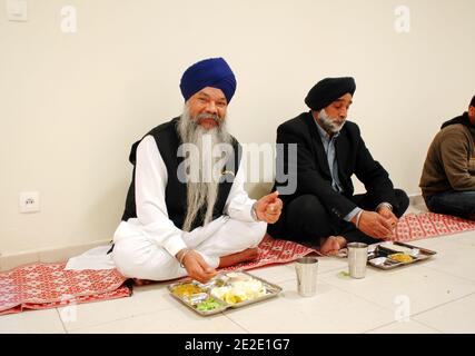 Am 20. November 2011 wurde in Bobigny, in der Nähe von Paris, Frankreich, der erste "Gurdwara", der Ort der Anbetung der Sikhs, der Anhänger des Sikhismus, in der Region Ile-de-France eröffnet. Foto von Alain Apaydin/ABACAPRESS.COM Stockfoto