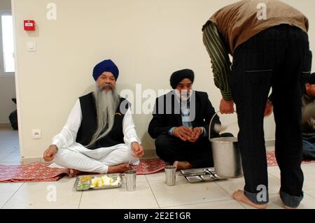 Am 20. November 2011 wurde in Bobigny, in der Nähe von Paris, Frankreich, der erste "Gurdwara", der Ort der Anbetung der Sikhs, der Anhänger des Sikhismus, in der Region Ile-de-France eröffnet. Foto von Alain Apaydin/ABACAPRESS.COM Stockfoto