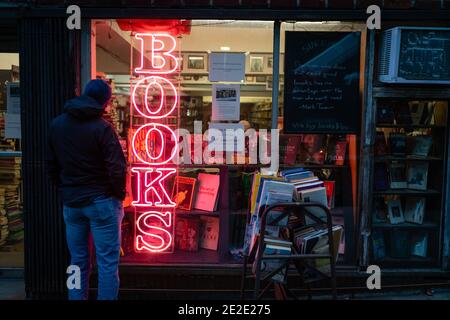 NEW YORK, USA - 14. Dez 2020: Ein Mann schaut in eine Buchhandlung im Stadtteil Soho von Manhattan in New York City Stockfoto