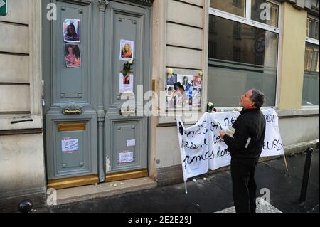 Des messages et des fleurs sont devant le domicile familiald'Agnes Marin a Paris, le 21 Novembre 2011 , la collegienne de 13 ans, violee et assassinee le 16 novembre par un lyceen de son etablissement au Chambon-sur-Lignon. Photo Mousse/ABACAPRESS.COM Stockfoto