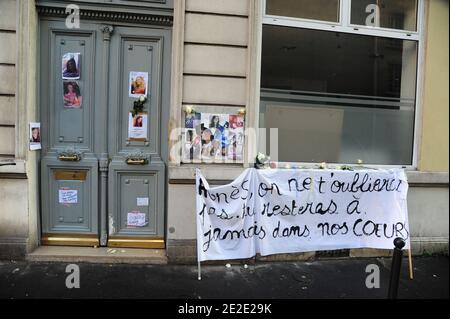 Des messages et des fleurs sont devant le domicile familiald'Agnes Marin a Paris, le 21 Novembre 2011 , la collegienne de 13 ans, violee et assassinee le 16 novembre par un lyceen de son etablissement au Chambon-sur-Lignon. Photo Mousse/ABACAPRESS.COM Stockfoto