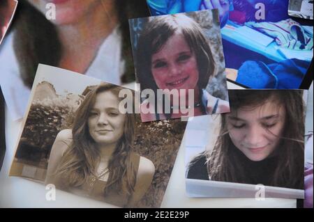 Des messages et des fleurs sont devant le domicile familiald'Agnes Marin a Paris, le 21 Novembre 2011 , la collegienne de 13 ans, violee et assassinee le 16 novembre par un lyceen de son etablissement au Chambon-sur-Lignon. Photo Mousse/ABACAPRESS.COM Stockfoto