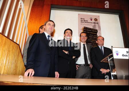 Christian Flaesch, Direktor der Pariser Justizpolizei, der französische Schauspieler und Sänger Patrick Bruel, Pierre Borromee, Präfekt Michel Gaudin in Paris, werden während einer Zeremonie bei der Verleihung des 65. Quai des Orfevres Literaturpreises am 22. November 2011 im Polizeipräsidium in Paris, Frankreich, abgebildet. Quai des Orfevres Literary Price wurde 1946 gegründet und belohnt eine unsichtbare Detektivgeschichte, die von einem französischen Schriftsteller präsentiert und anonym von einer Jury ausgewählt wird. In diesem Jahr erhielt Pierre Borromee den Preis für 'L'Hermite etait pourpre'. Foto von Mousse/ABACAPRESS.COM Stockfoto