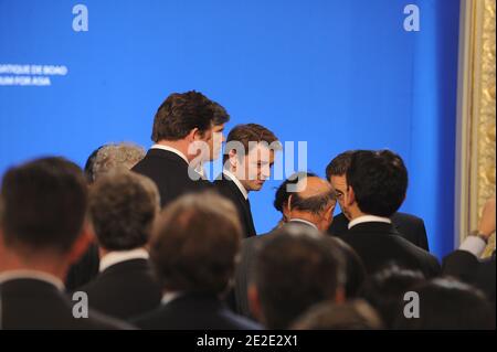 Der französische Finanzminister Francois Baroin und Präsident Nicolas Sarkozy sind nach seiner Rede während des Asian Forum von Boao im Elysees Palace in Paris, Frankreich, am 22. November 2011 abgebildet. Foto von Giancarlo Gorassini/ABACAPRESS.COM Stockfoto