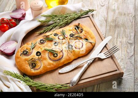 Komposition mit traditioneller italienischer Focaccia auf Holzhintergrund Stockfoto