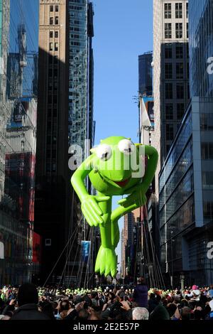 Der Kermit-Frosch-Ballon von den Muppets schwebt während Macy's legendärer Thanksgiving Day Parade in New York City, NY, USA am 24. November 2011. Foto von IKN/ABACAPRESS.COM Stockfoto