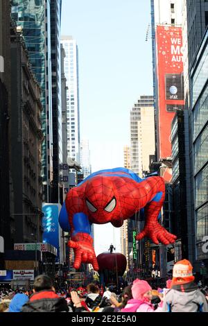Der Spiderman-Ballon schwebt während der legendären Thanksgiving Day Parade von Macy am 24. November 2011 in New York City, NY, USA. Foto von IKN/ABACAPRESS.COM Stockfoto