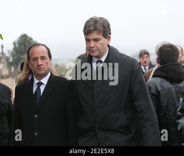 Francois Hollande und Arnaud Montebourg bei der Beerdigung von Danielle Mitterrand am 26. November 2011 in Cluny, Frankreich. Danielle Mitterrand, erste Dame Frankreichs zwischen 1981 und 1995 und Menschenrechtsaktivistin, starb am 22. November 2011 in Paris. Foto von Vincent Dargent/ABACAPRESS.COM Stockfoto