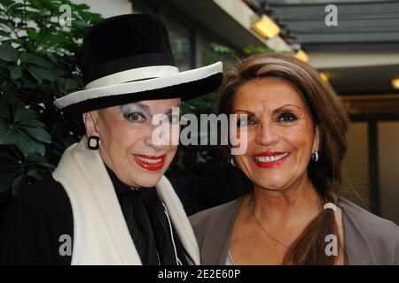 Genevieve de Fontenay und Miss France 1968 Christiane Lilio bei der Präsentation des "miss Prestige National 2012"-Festagens im Hotel Arc de Triomphe Hilton in Paris, Frankreich, am 26. November 2011. Foto von Alban Wyters/ABACAPRESS.COM Stockfoto