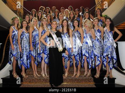 'miss Prestige National 2011' Barbara Morel posiert mit den reginonalen Verfehlungen bei der Präsentation des 'miss Prestige National 2012'-Festagens im Hotel Arc de Triomphe Hilton' in Paris, Frankreich, am 26. November 2011. Foto von Alban Wyters/ABACAPRESS.COM Stockfoto