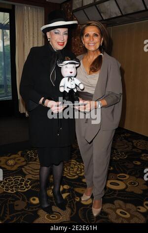 Genevieve de Fontenay und Miss France 1968 Christiane Lilio bei der Präsentation des "miss Prestige National 2012"-Festagens im Hotel Arc de Triomphe Hilton in Paris, Frankreich, am 26. November 2011. Foto von Alban Wyters/ABACAPRESS.COM Stockfoto