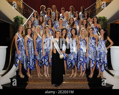 'miss Prestige National 2011' Barbara Morel posiert mit den reginonalen Verfehlungen bei der Präsentation des 'miss Prestige National 2012'-Festagens im Hotel Arc de Triomphe Hilton' in Paris, Frankreich, am 26. November 2011. Foto von Alban Wyters/ABACAPRESS.COM Stockfoto