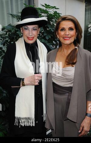 Genevieve de Fontenay und Miss France 1968 Christiane Lilio bei der Präsentation des "miss Prestige National 2012"-Festagens im Hotel Arc de Triomphe Hilton in Paris, Frankreich, am 26. November 2011. Foto von Alban Wyters/ABACAPRESS.COM Stockfoto