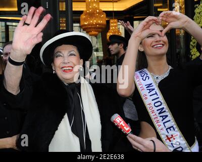 Genevieve de Fontenay und Miss Prestige National 2011 Barbara Morel bei der Präsentation des "miss Prestige National 2012"-Festagens im Hotel Arc de Triomphe Hilton in Paris, Frankreich, am 26. November 2011. Foto von Alban Wyters/ABACAPRESS.COM Stockfoto