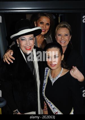 Genevieve de Fontenay, Miss France 1968 Christiane Lilio, Josiane Valette und Miss Prestige National 2011 Barbara Morel bei der Präsentation der 'miss Prestige National 2012'-Parade im Hotel Arc de Triomphe Hilton' in Paris, Frankreich, am 26. November 2011. Foto von Alban Wyters/ABACAPRESS.COM Stockfoto