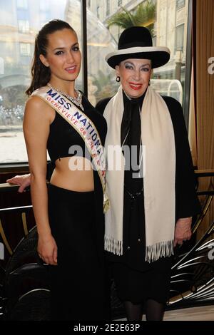 Miss Prestige National 2011 Barbara Morel und Genevieve de Fontenay bei der Präsentation der "miss Prestige National 2012"-Parade im Hotel Arc de Triomphe Hilton" in Paris, Frankreich, am 26. November 2011. Foto von Alban Wyters/ABACAPRESS.COM Stockfoto