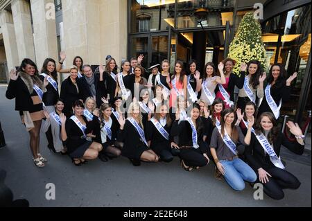 Genevieve de Fontenay, Miss France 1968 Christiane Lilio, Miss Prestige National 2011 Barbara Morel und Josiane Valette posieren mit den regionalen Vermissen bei der Präsentation der "miss Prestige National 2012"-Parade im Hotel Arc de Triomphe Hilton in Paris, Frankreich, am 26. November 2011. Foto von Alban Wyters/ABACAPRESS.COM Stockfoto