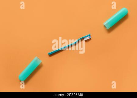 Zahnbürste und Etui auf farbigem Hintergrund Stockfoto