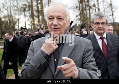 Der ehemalige Journalist Jean-Marie Cavada wird als französische zentristische Partei "Le Nouveau Centre" (das Neue Zentrum) dargestellt, Präsident Herve Morin kommt am 27. november 2011, umgeben von Mitgliedern seiner Partei, in Berville-sur-Mer, Westfrankreich an, wo er seine Kandidatur für die Präsidentschaftswahlen 2012 in Frankreich bekannt geben wird. Der ehemalige französische Verteidigungsminister Morin kandidiert für den Präsidenten als Mitte-Rechts-Kandidat, um gegen Präsident Nicolas Sarkozy anzutreten. Foto von Stephane Lemouton/ABACAPRESS.COM Stockfoto