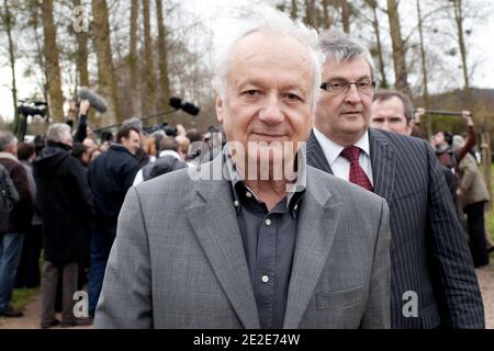 Der ehemalige Journalist Jean-Marie Cavada wird als französische zentristische Partei "Le Nouveau Centre" (das Neue Zentrum) dargestellt, Präsident Herve Morin kommt am 27. november 2011, umgeben von Mitgliedern seiner Partei, in Berville-sur-Mer, Westfrankreich an, wo er seine Kandidatur für die Präsidentschaftswahlen 2012 in Frankreich bekannt geben wird. Der ehemalige französische Verteidigungsminister Morin kandidiert für den Präsidenten als Mitte-Rechts-Kandidat, um gegen Präsident Nicolas Sarkozy anzutreten. Foto von Stephane Lemouton/ABACAPRESS.COM Stockfoto