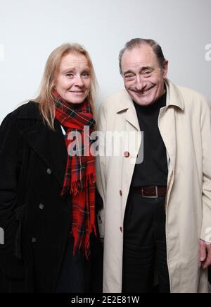 EXKLUSIV. Pierre Etaix und seine Frau Odile posieren für unseren Fotografen während der Premiere von "Le Havre", die am 28. November 2011 im Theater Saint-Germain-des-Pres in Paris, Frankreich, stattfand. Foto von Denis Guignebourg/ABACAPRESS.COM Stockfoto